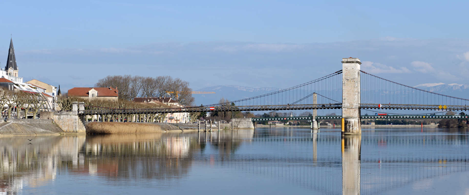 トゥルノンを通るリバークルーズ