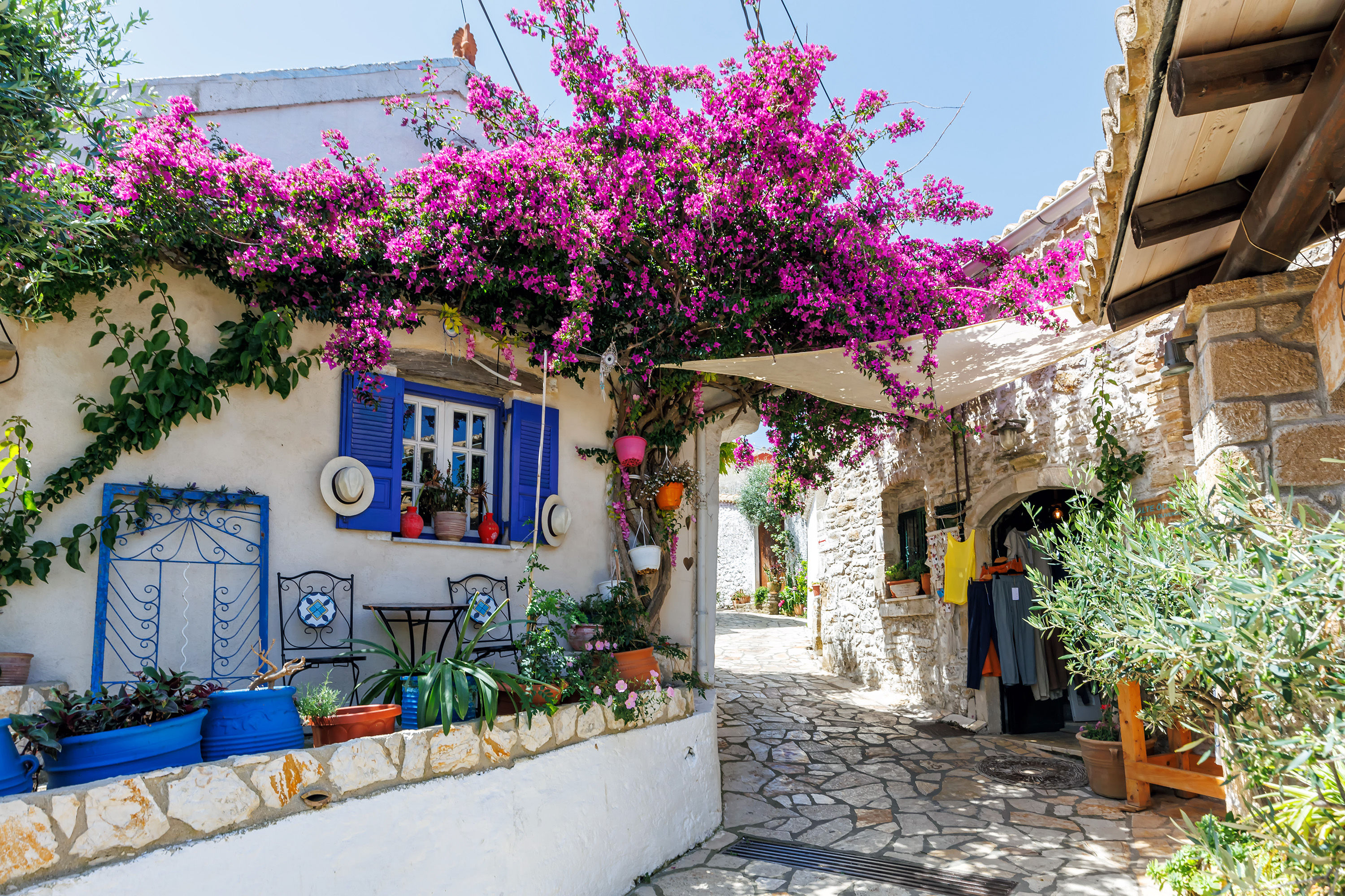 Beco decorado com flores na pitoresca vila de Afionas, na ilha de Corfu, na Grécia