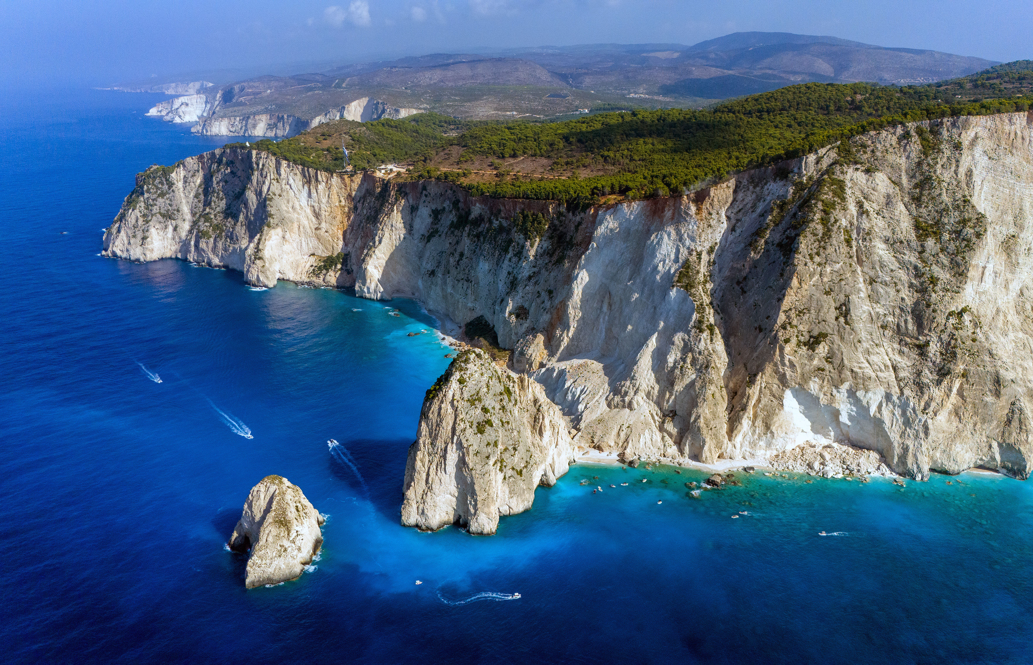 Rocha de Myzithres, Zakynthos, Grécia, vista aérea com falésias calcárias