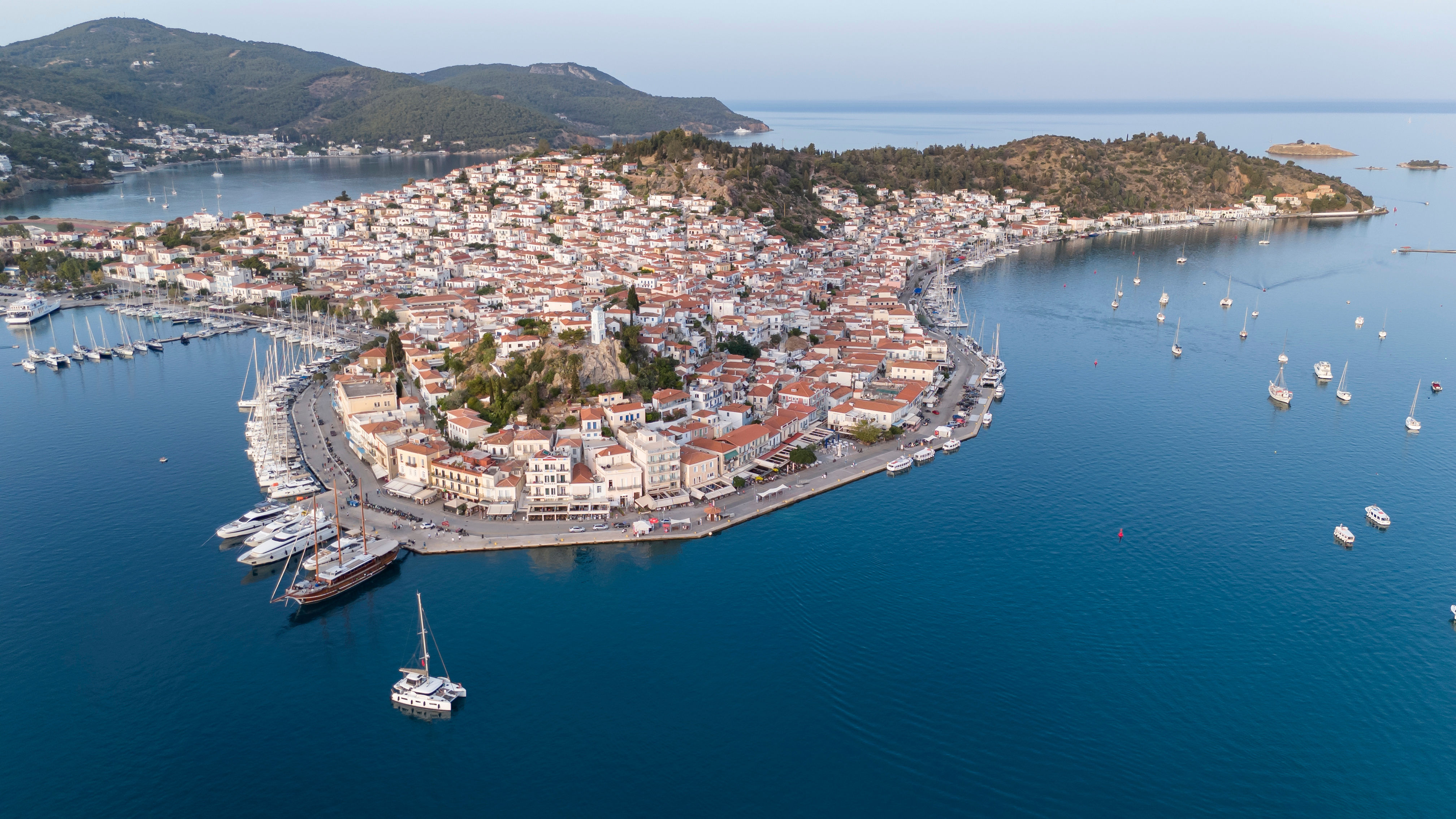  A cidade e o porto da ilha de Poros, no Golfo Sarônico