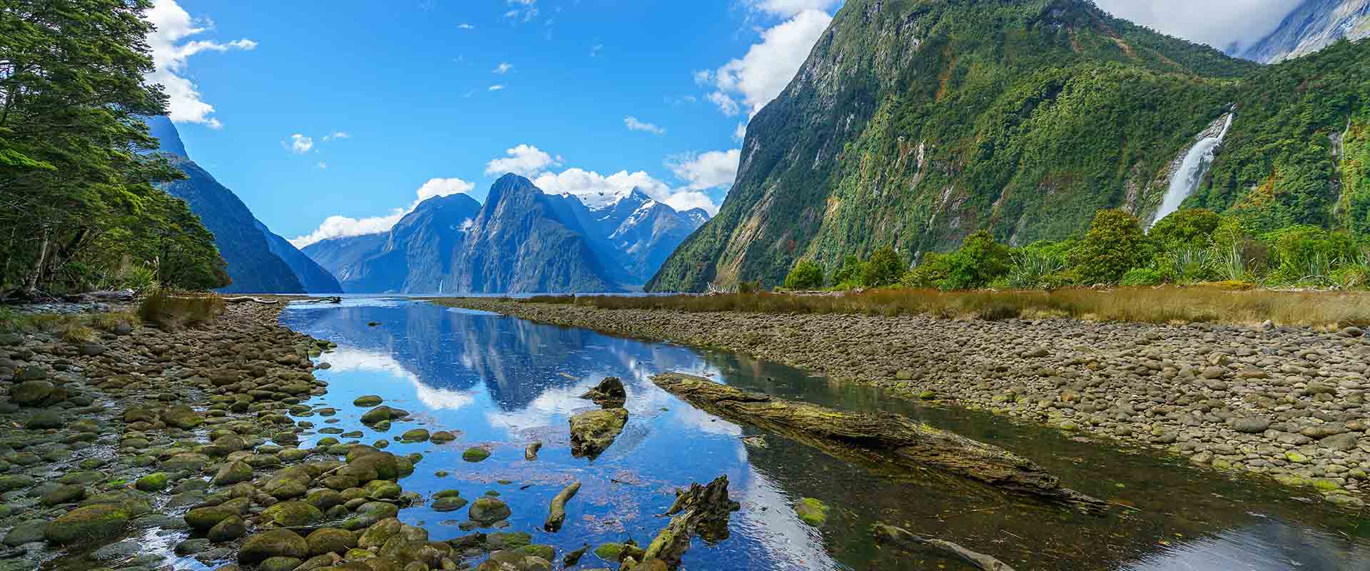 Круиз по Милфорд-Саунд — это лучший способ исследовать и насладиться местом...