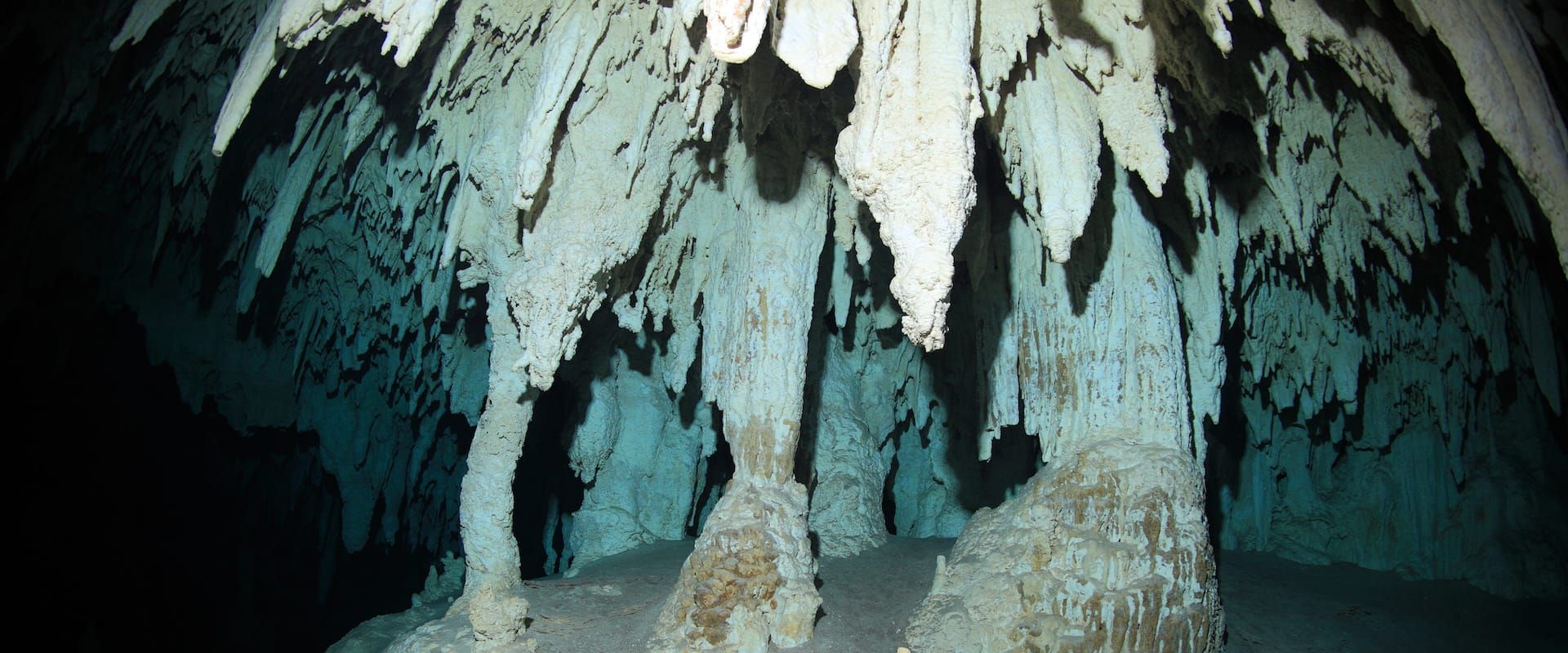 Chandelier Caves Liveaboard Buceo