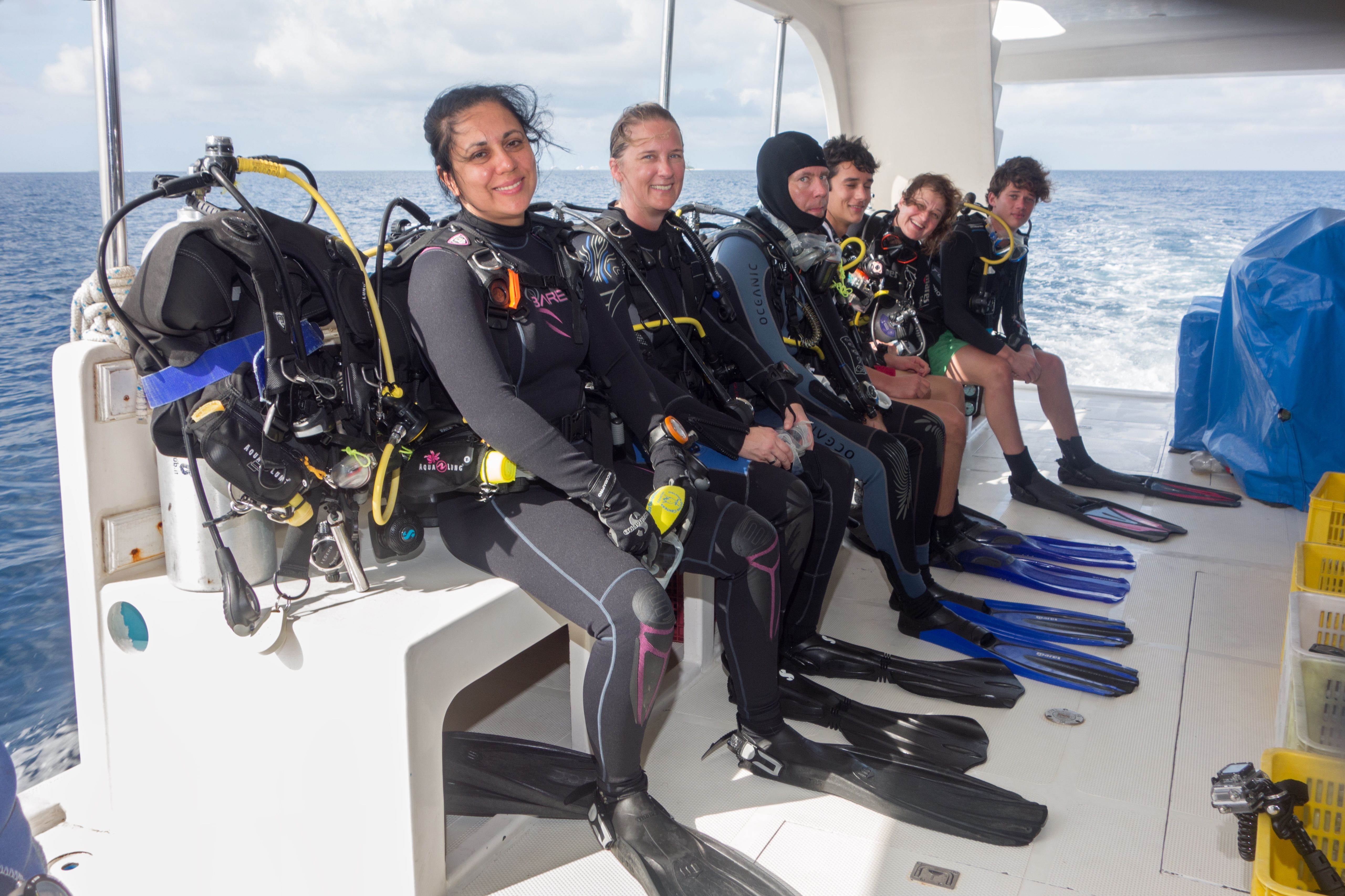 Diving Dhoni - Emperor Leo