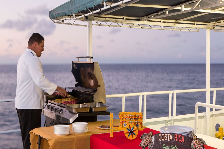 Abendessen im Freien - Okeanos Aggressor II