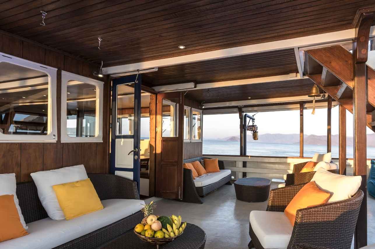 Salon exterior  - Ambai
