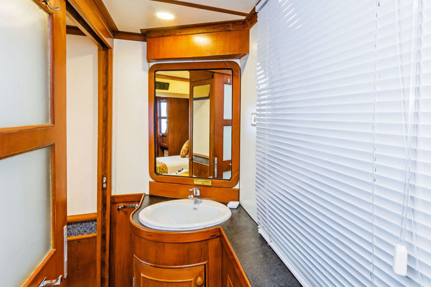 Deluxe Cabin Bathroom