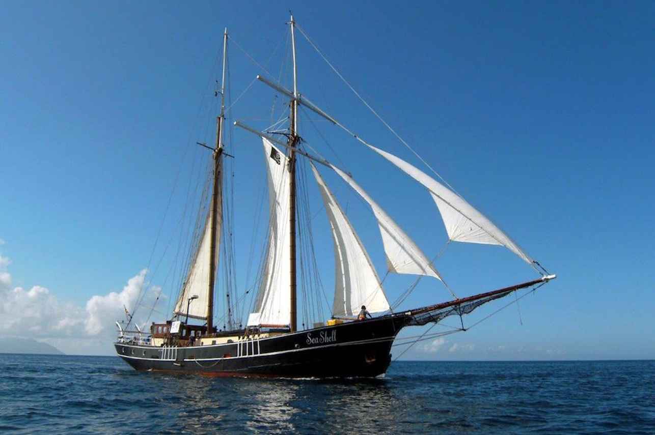 Sea Shell Liveaboard at sail