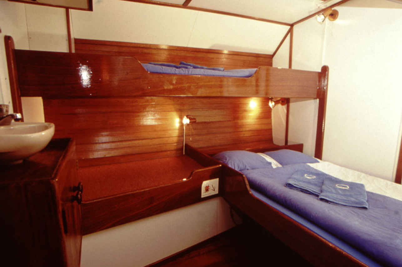 Double bed + single bunk cabin - Sea Shell Liveaboard