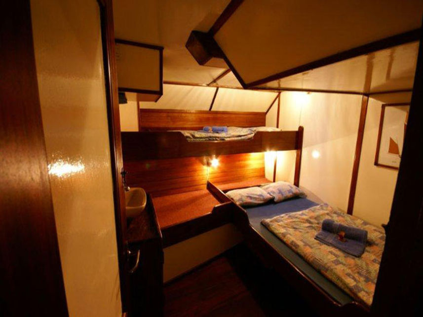 Double bed + Single bunk bed cabin - Sea Shell Liveaboard