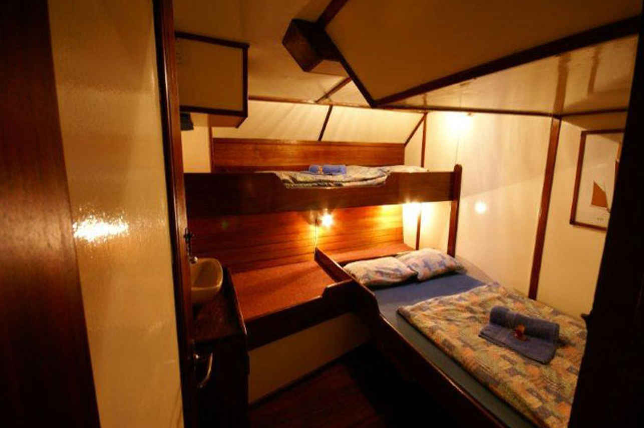Double bed + Single bunk bed cabin - Sea Shell Liveaboard