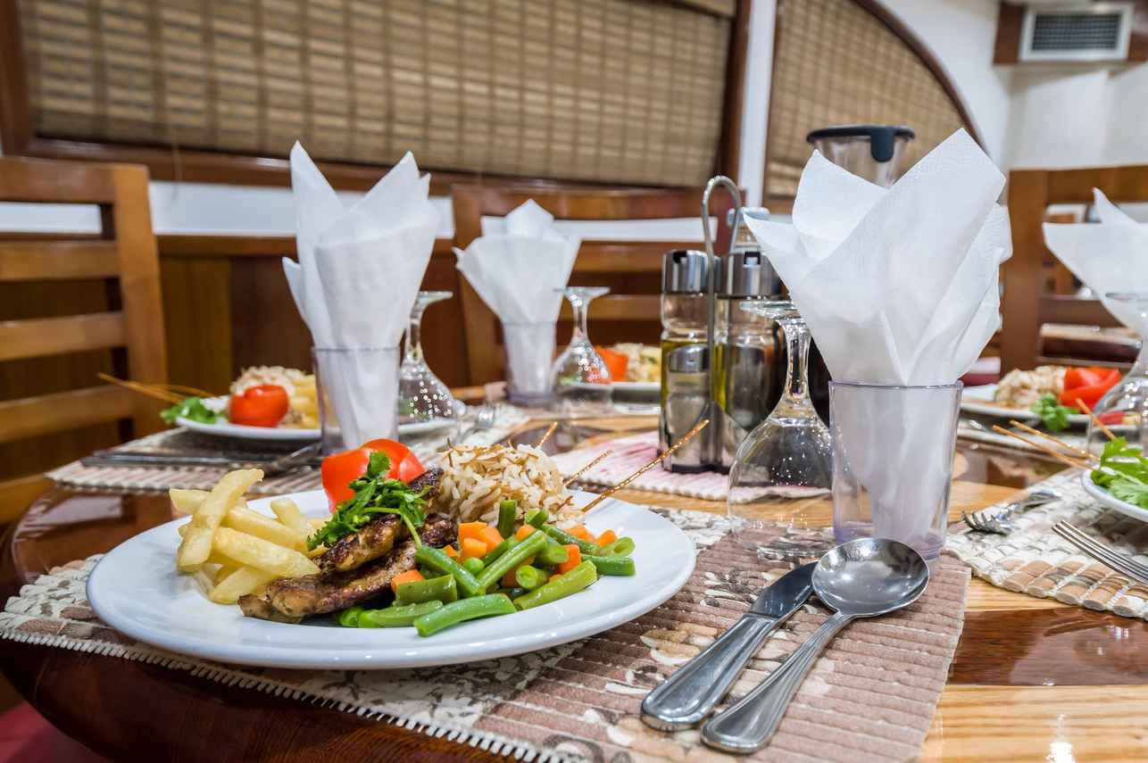 Comida a bordo - Emperor Asmaa
