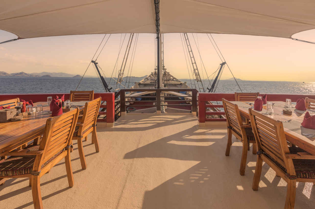 Outdoor Dining - Seven Seas