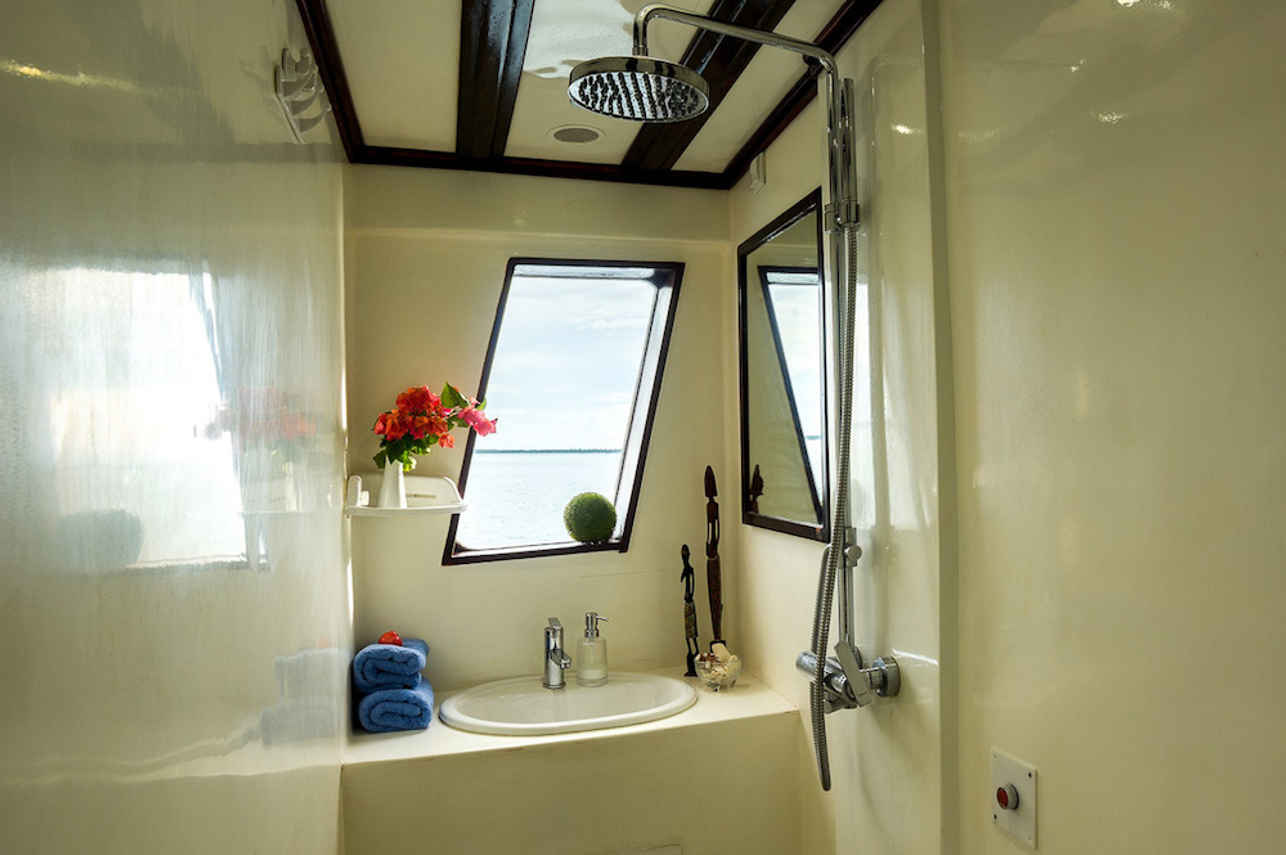 Bathroom facilities en-suite - Euphoria Liveaboard