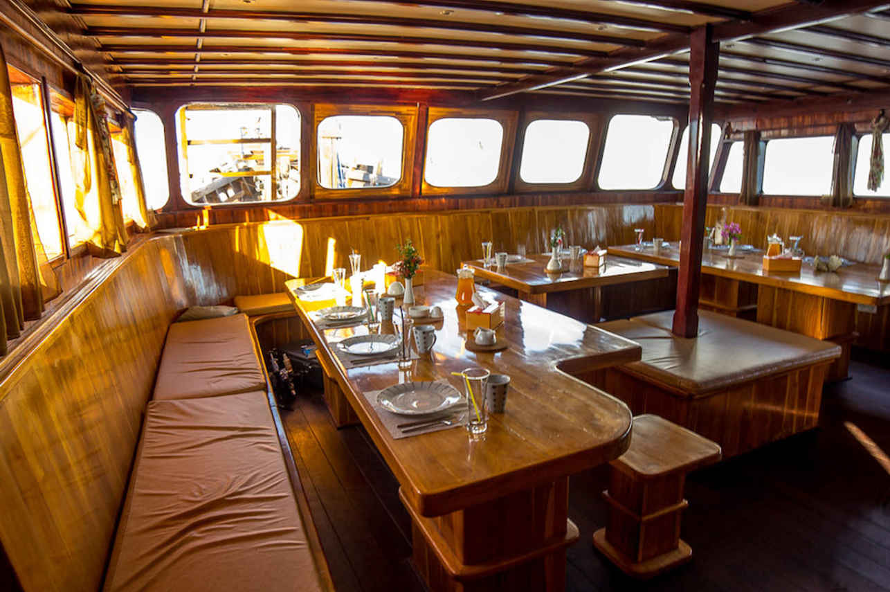Euphoria Liveaboard - Salon/Dining area with bar