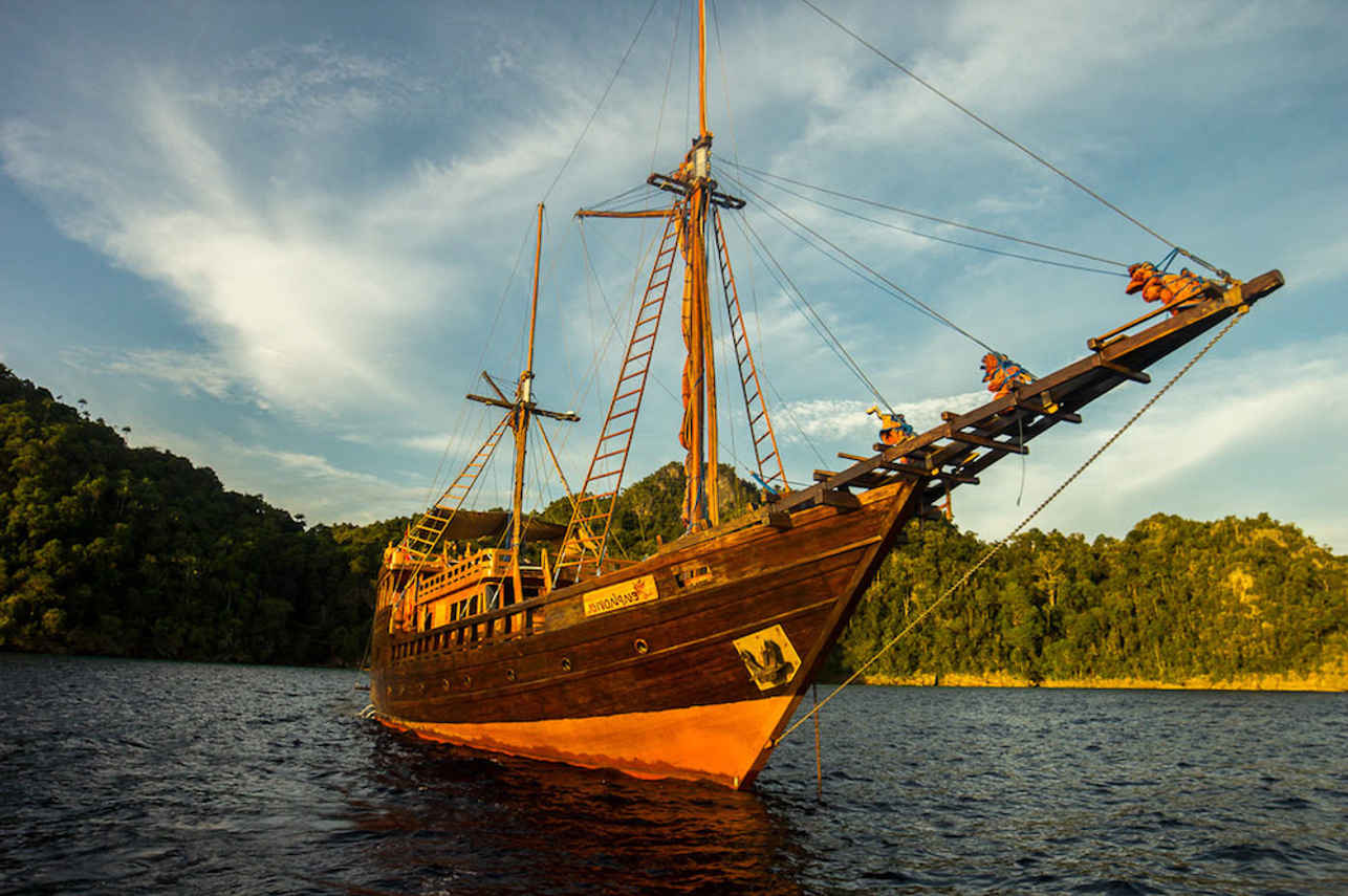 Traditional Phinisi style - Euphoria Liveaboard