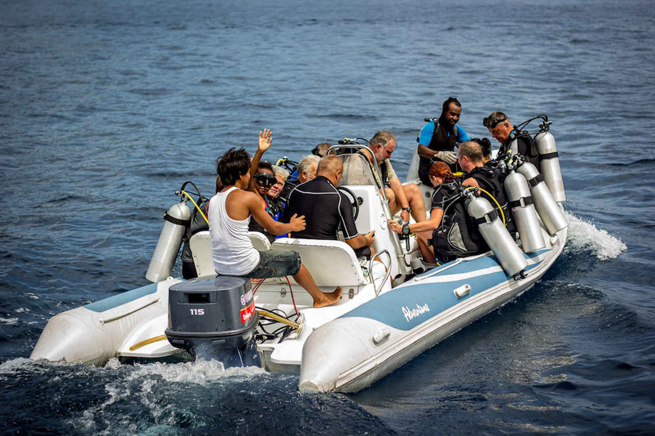 Dive tender with divers - Euphoria Liveaboard