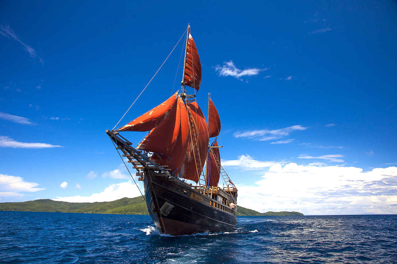 Sails out on Euphoria Liveaboard