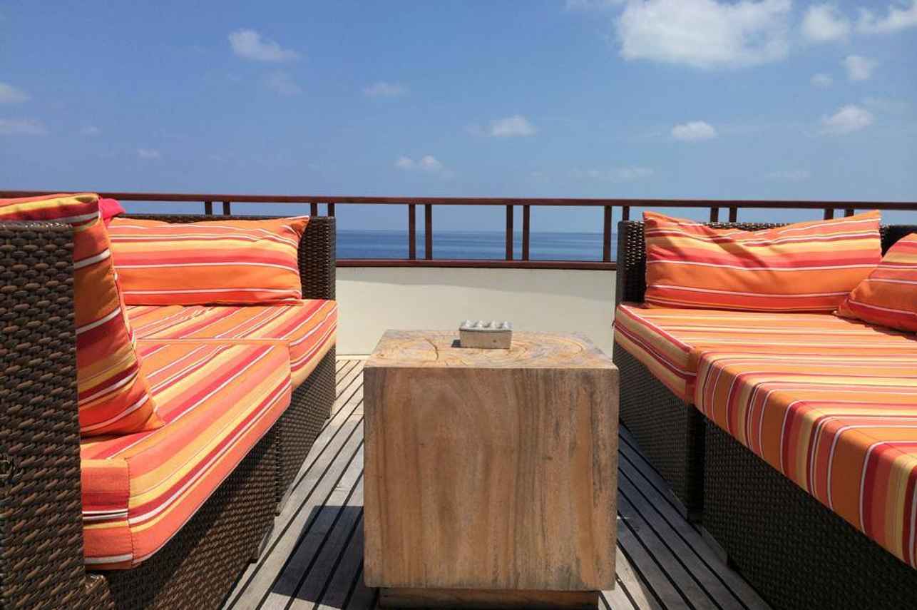 Salon exterior  - Theia