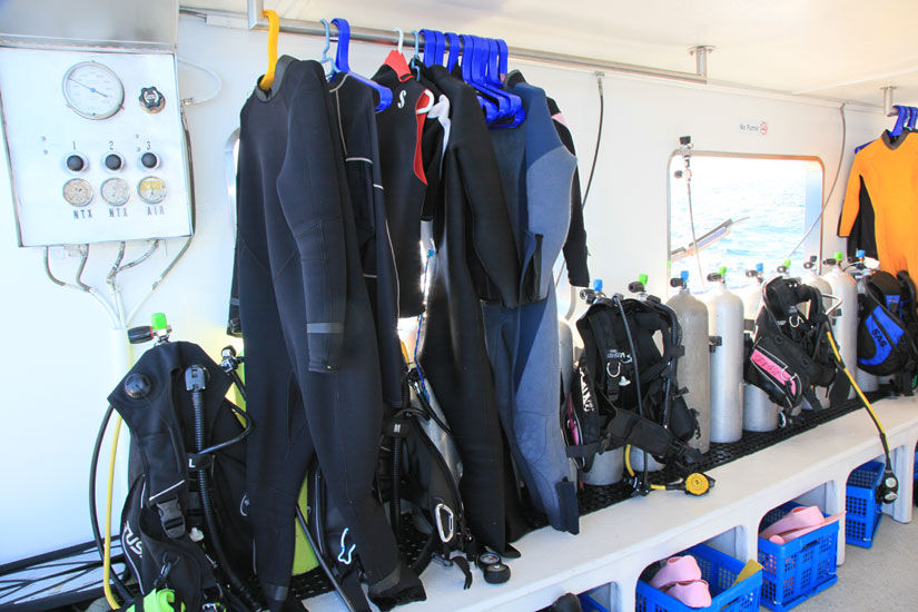 Dive deck with gear storage space