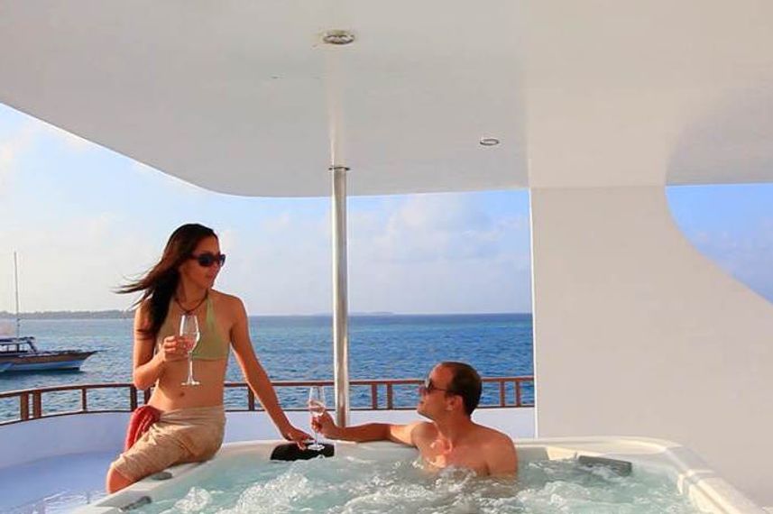 Relax in the Hot Tub/Jacuzzi onboard Fun Azul