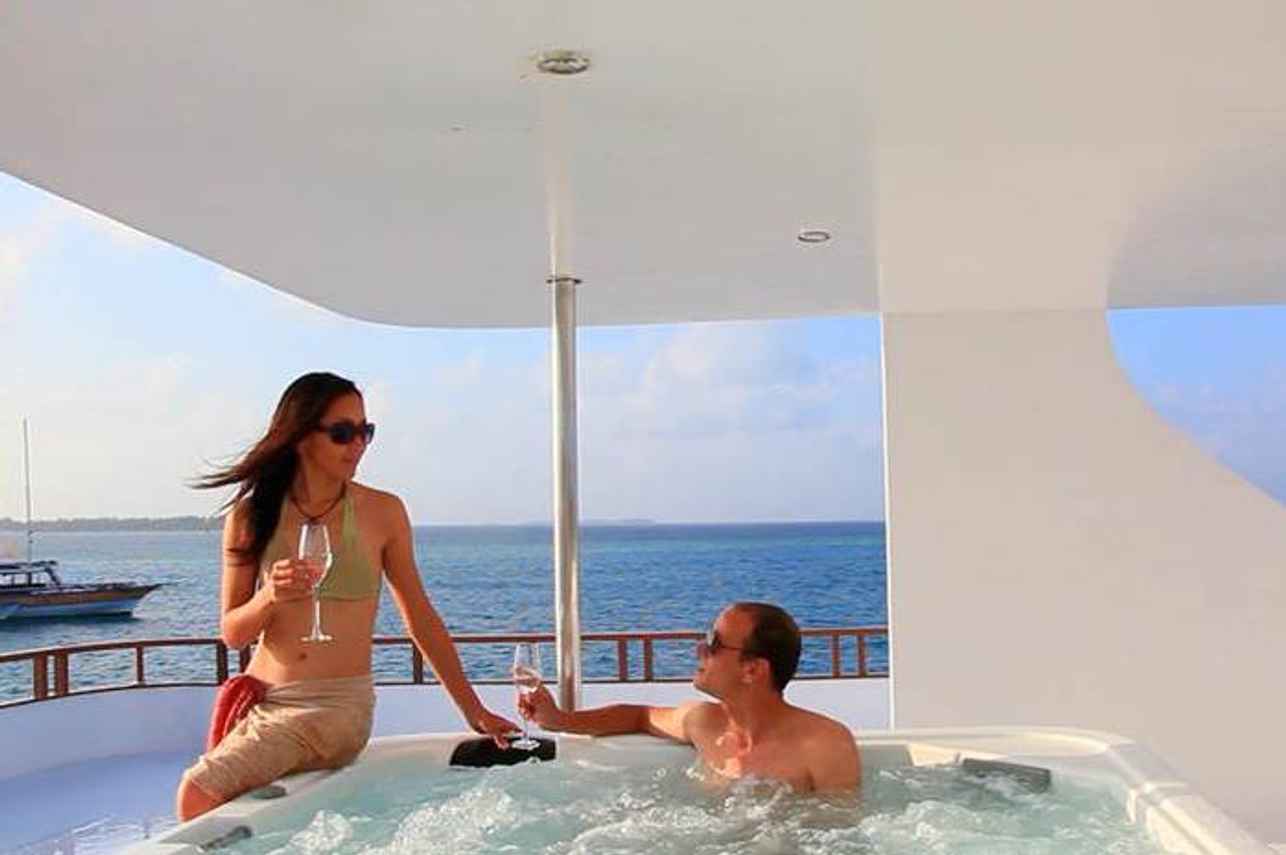 Relax in the Hot Tub/Jacuzzi onboard Fun Azul