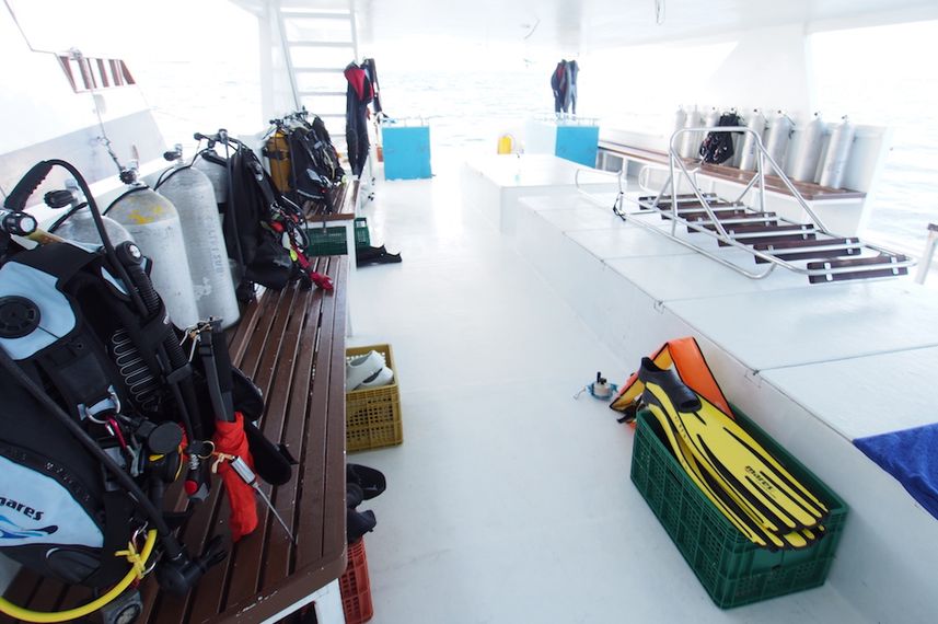 Dive deck on the Dhoni - Fun Azul