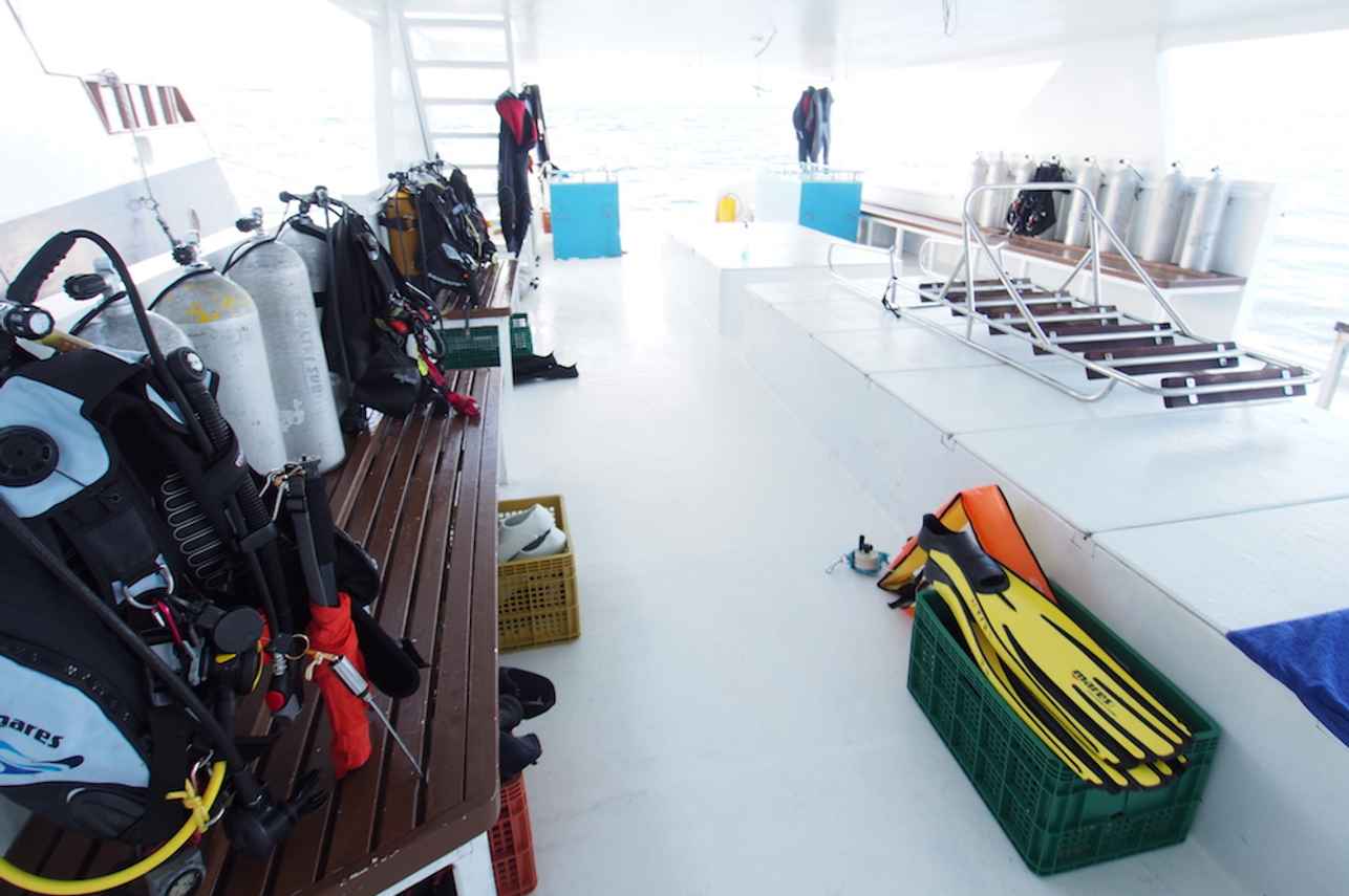 Dive deck on the Dhoni - Fun Azul