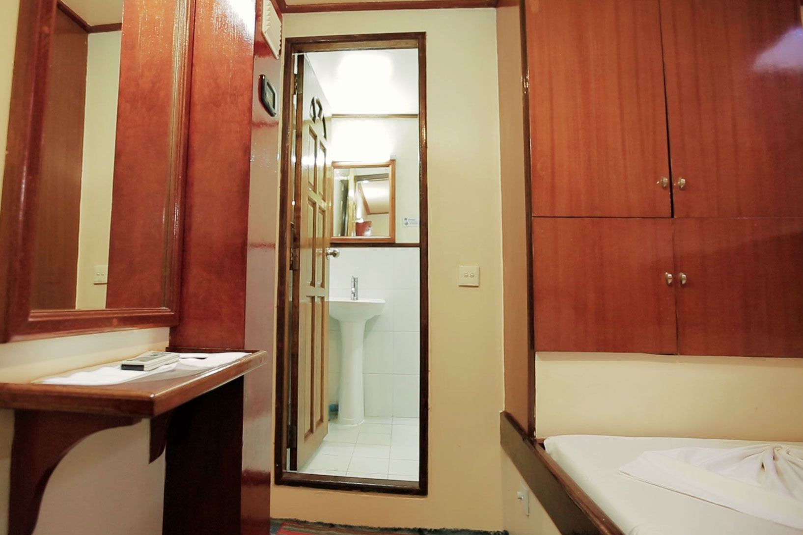#en-suitebathroom - Dhinasha