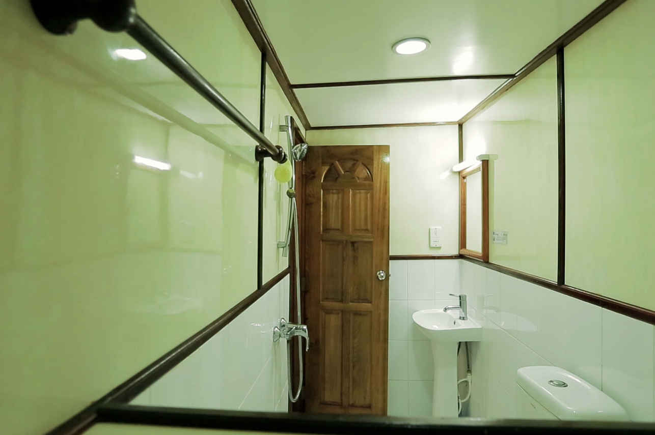 #en-suitebathroom - Dhinasha