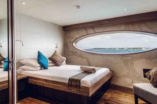 Dolphin Suites	