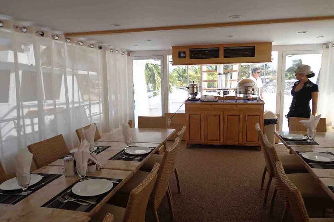 Indoor dining and bar area - Avalon II