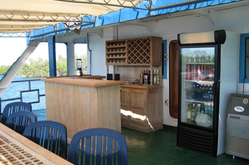 Outdoor bar area - Tortuga Floating Hotel Cuba