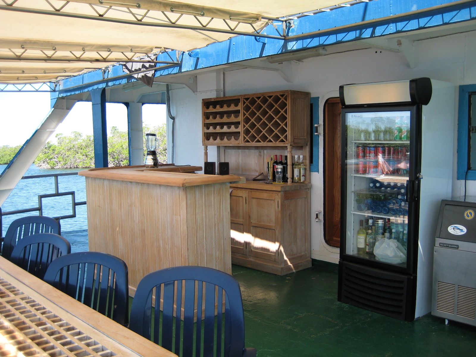 Outdoor bar area - Tortuga Floating Hotel Cuba