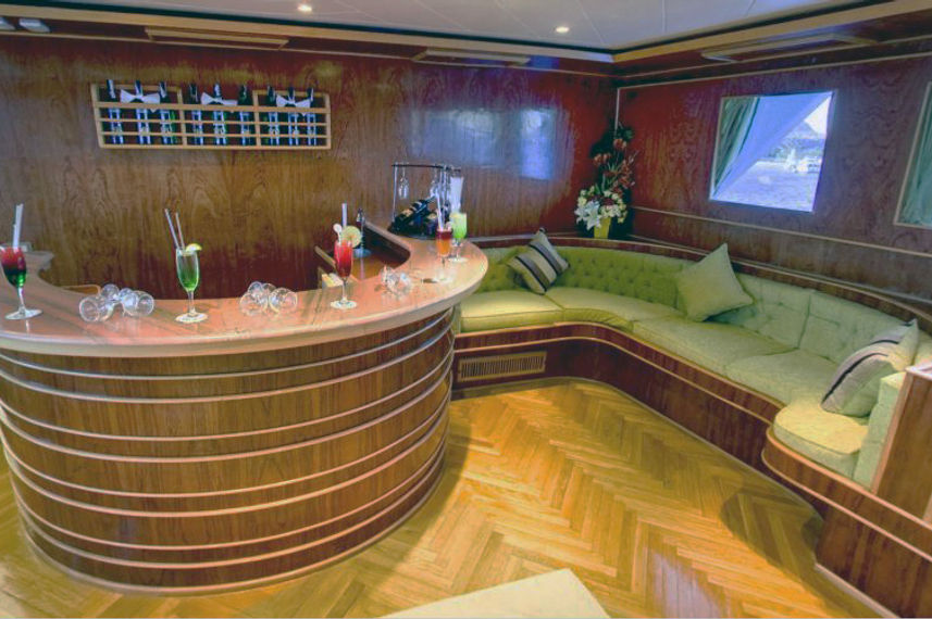 Bar and Lounge Area - Snefro Love