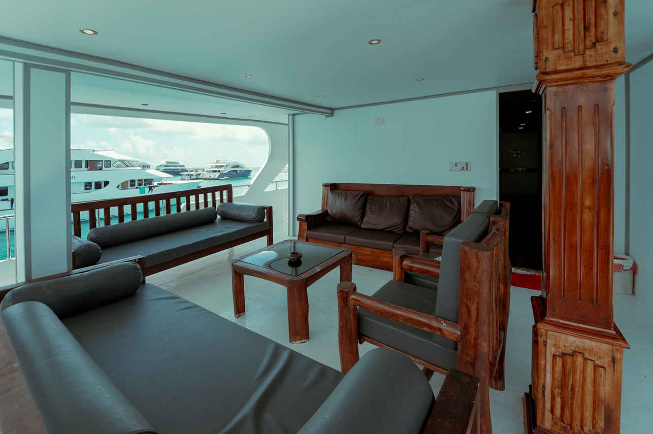 Salon exterior  - Iruvai