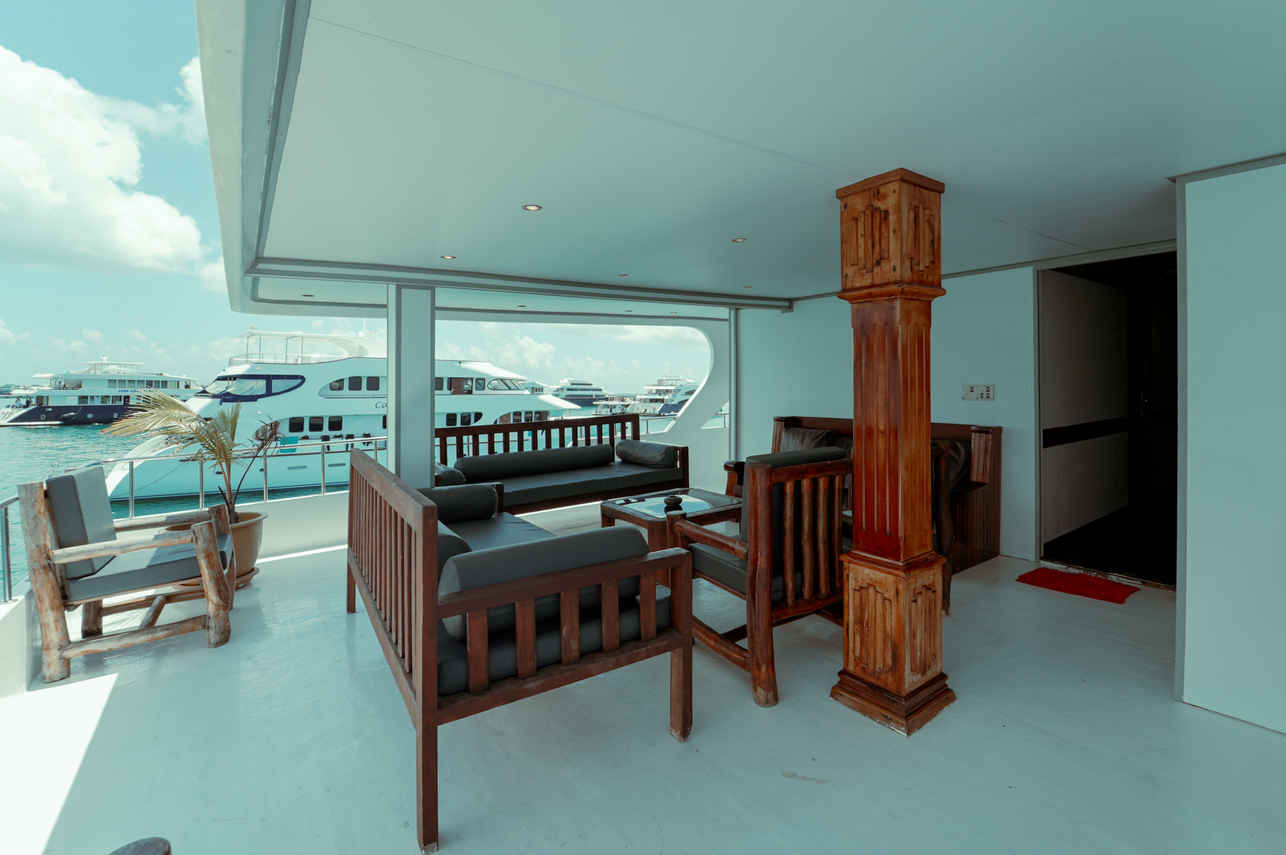 Salon exterior  - Iruvai