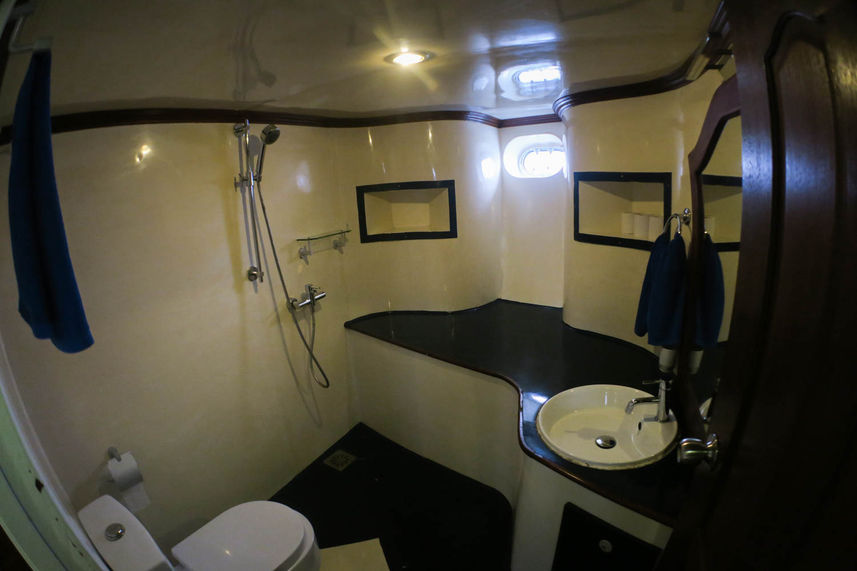 Manta Cruise Liveaboard Ensuite Bathroom