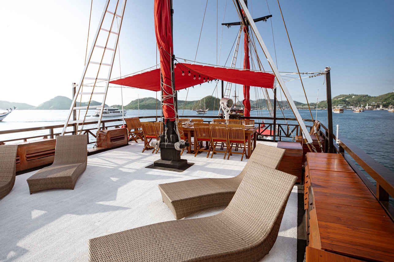 日光浴甲板 - La Galigo