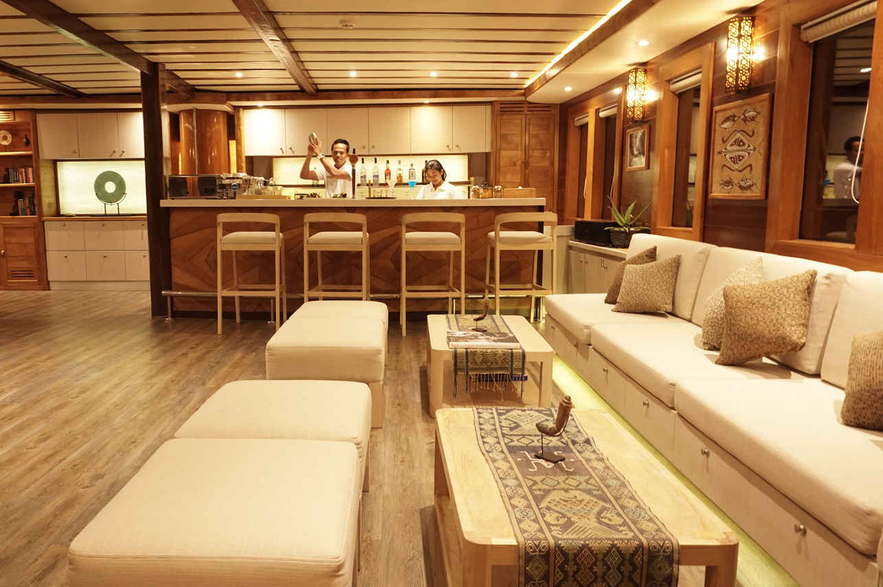 Bar and Lounge Area - Lamima
