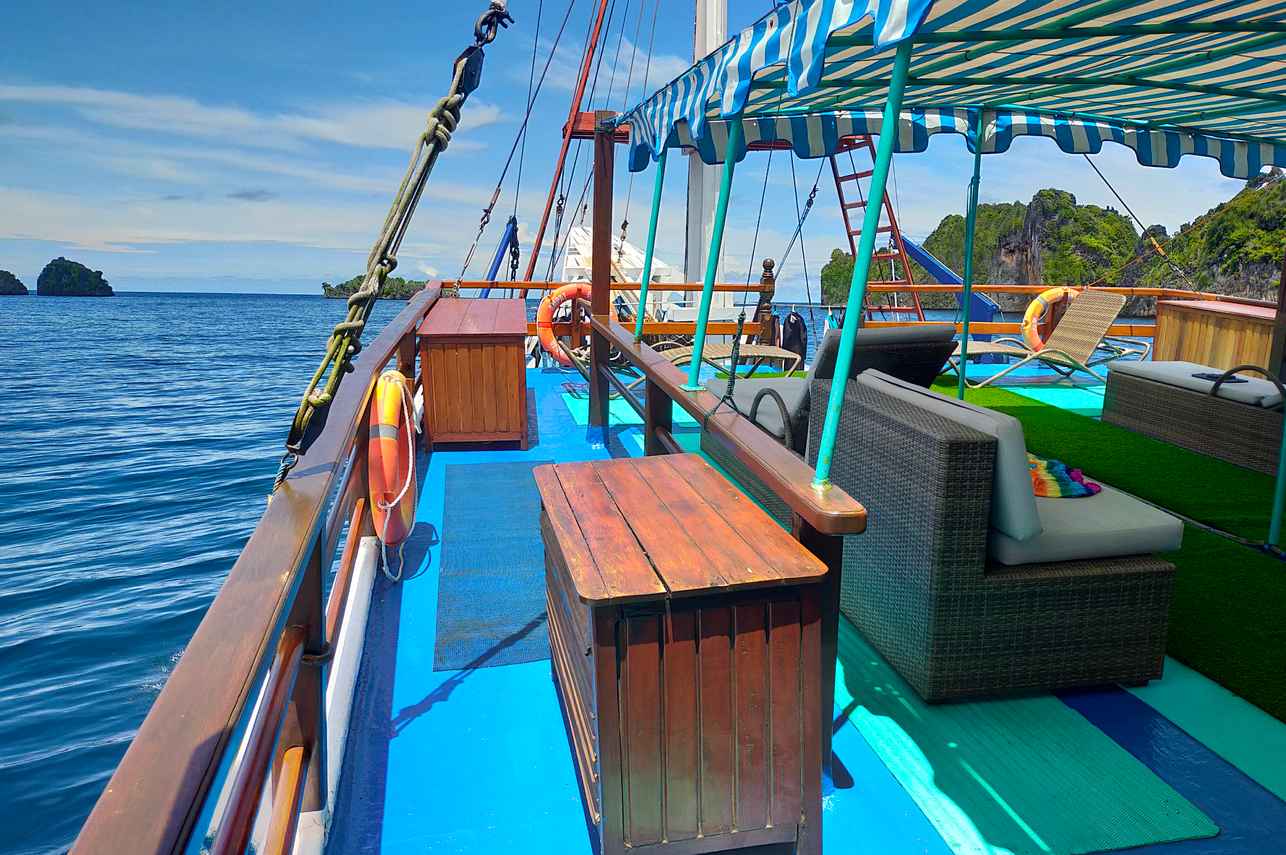 Zonnedek - MV Raja Ampat Explorer