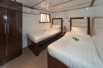 Upper Deck Twin Cabin