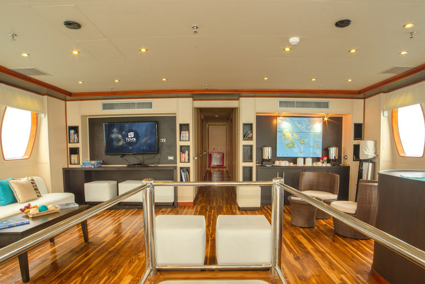 Spacious indoor lounge - Majestic Galapagos Yacht