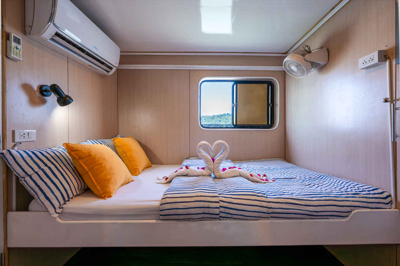 Double Cabin - Manta Queen 1