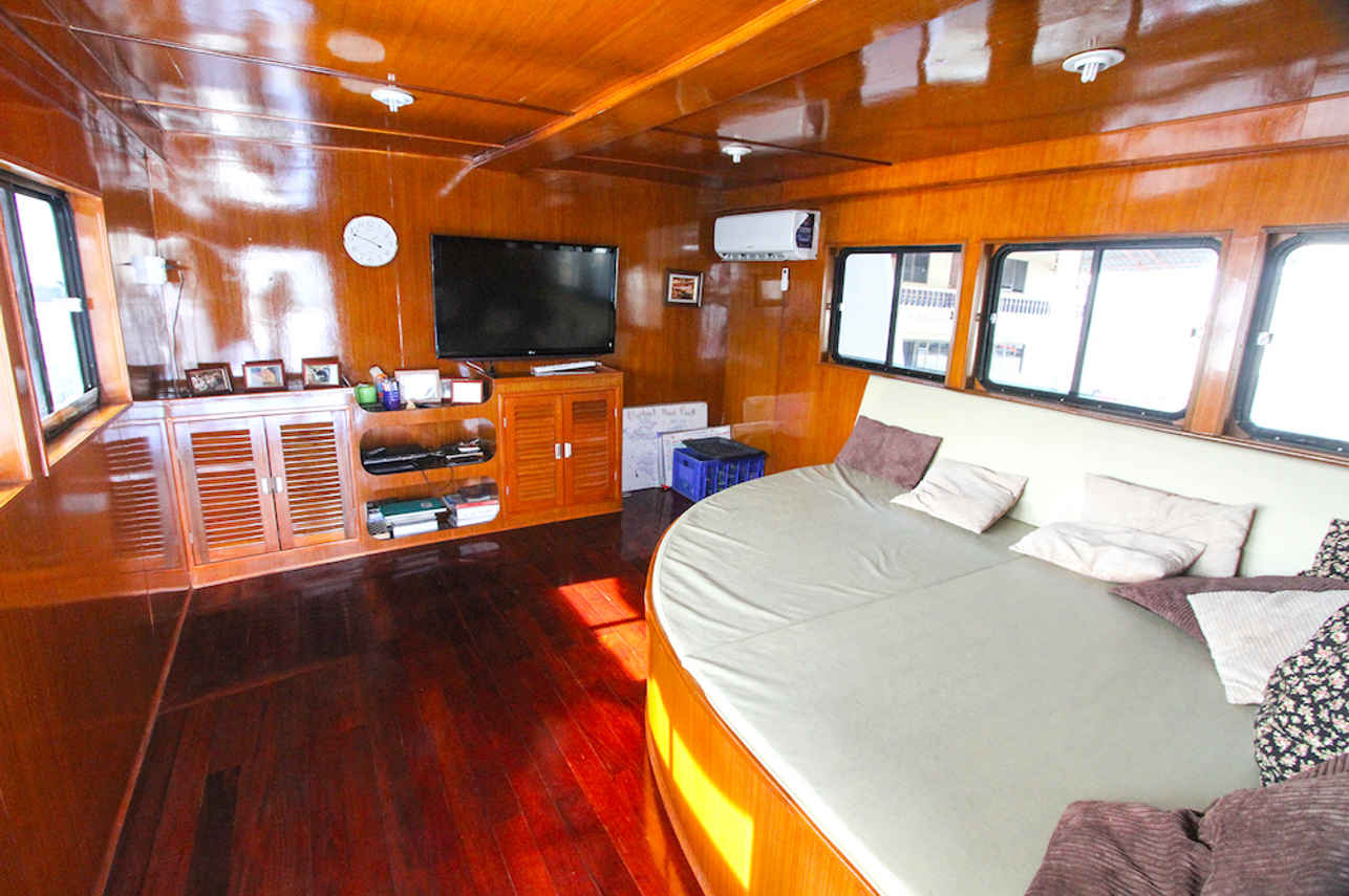 Salon interior - Manta Queen 1