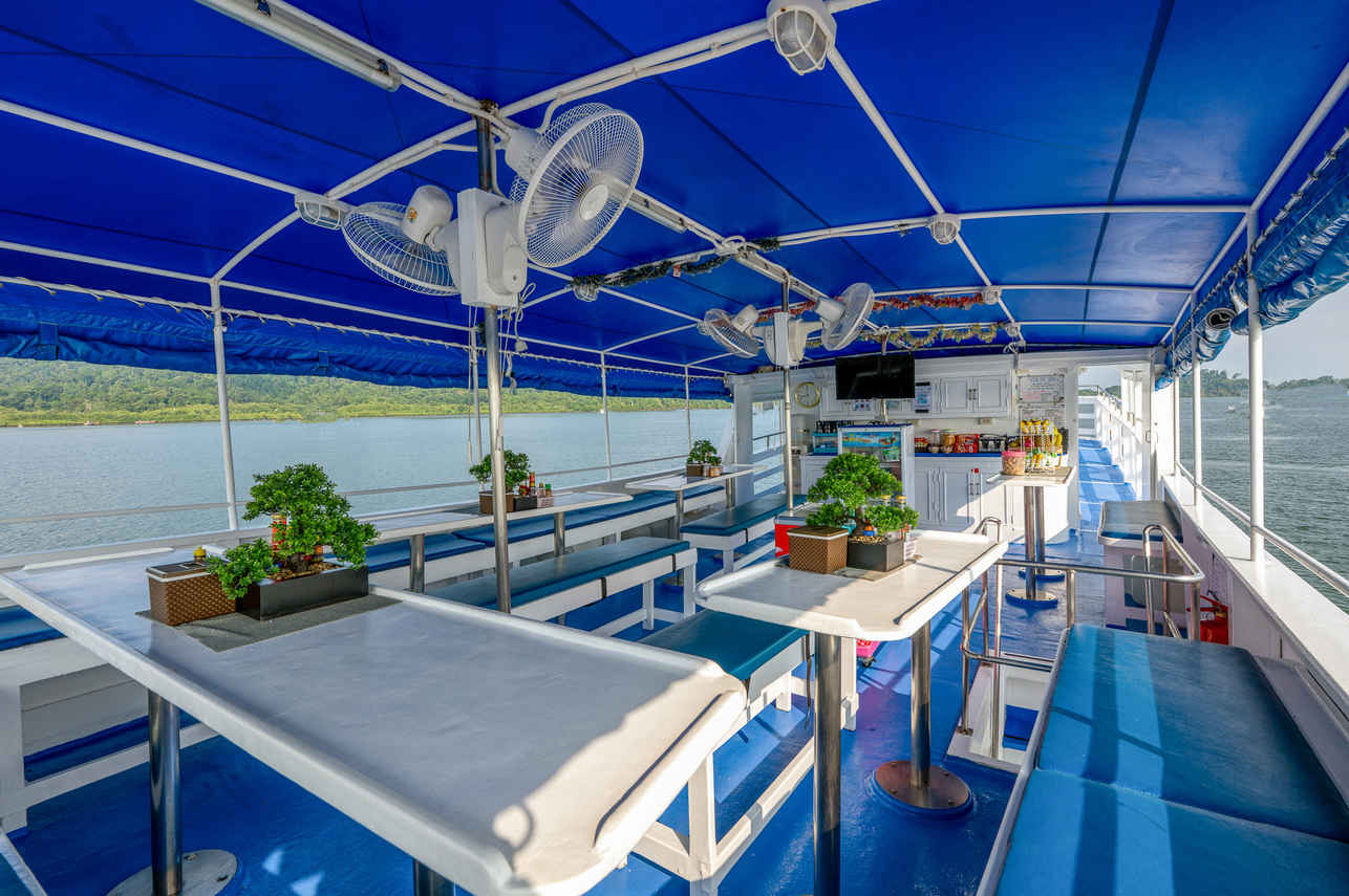 Outdoor Dining - Manta Queen 5