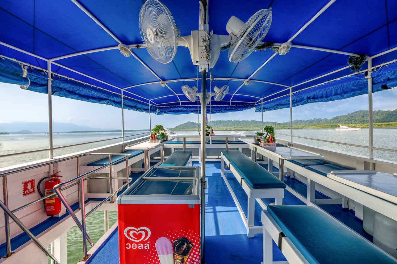 Outdoor Dining - Manta Queen 5