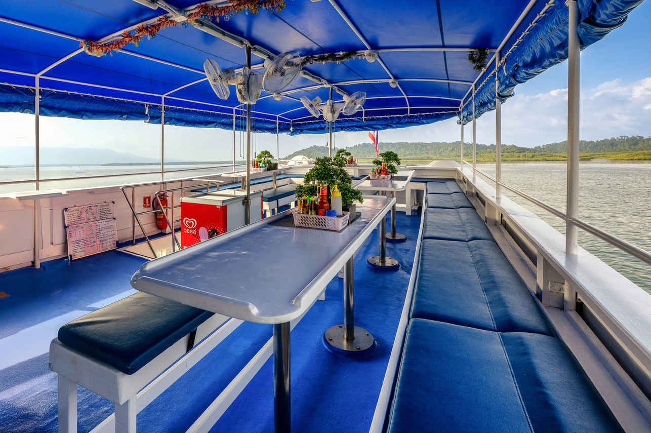 Outdoor Dining - Manta Queen 5