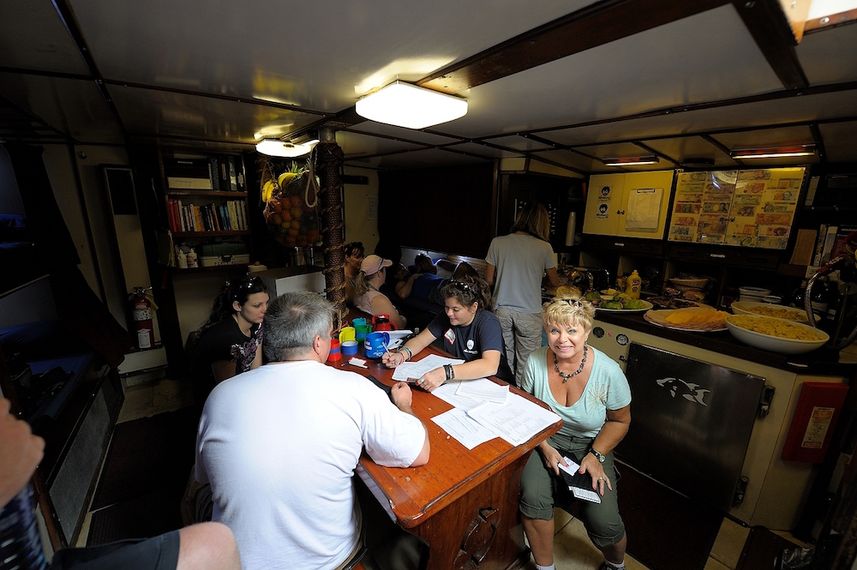 Dining Room - Blackbeards Sea Explorer