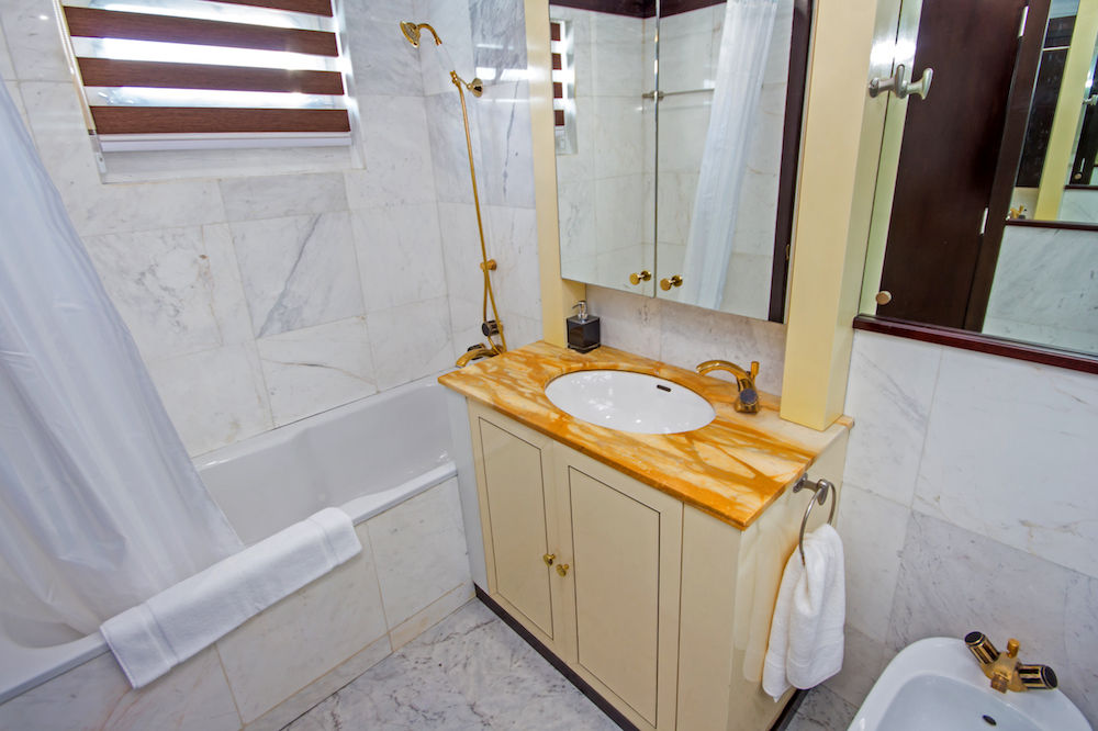Stateroom En-suite bathroom - MY Passion Galapagos