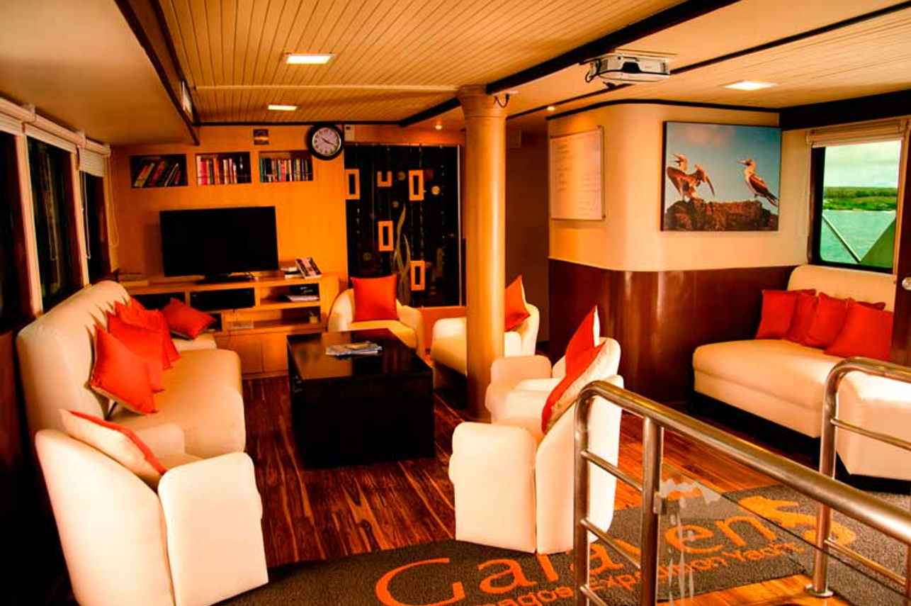 Indoor lounge & library - Galaven Galapagos
